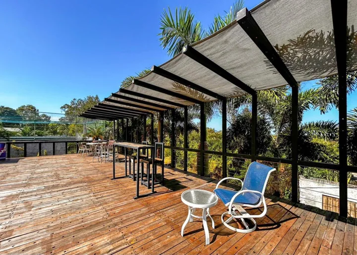 Deck de madeira com cobertura e cadeiras